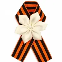 Значок с лентой и белым цветком на День Победы &laquo;9 Мая&raquo;