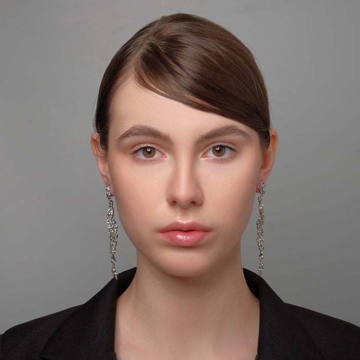 Серьги висячие со стразами &laquo;Ажурные&raquo; восторг, цвет белый в серебре, 9 см