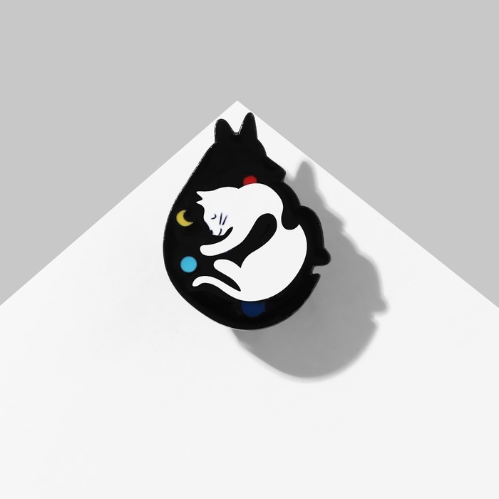 Значок «Кошка с собакой» дружочки, цветной в чёрном металле Значок «Кошка с собакой» дружочки, цветной в чёрном металле