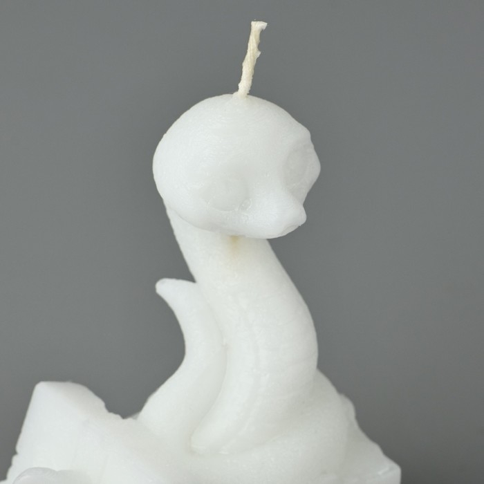 Новый год 2025! Свеча интерьерная &laquo;Новогодняя коллекция: Змейка с подарком&raquo;, белая 77 х 61 х 35