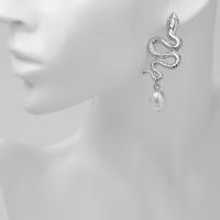 Новый год! Символ года 2025! Серьги с жемчугом &laquo;Змея&raquo; искушение, бусина, цвет белый в серебре