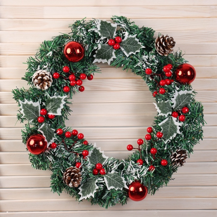 Венок новогодний d-40 см "Лесной фестиваль" ягоды листья шары шишки
