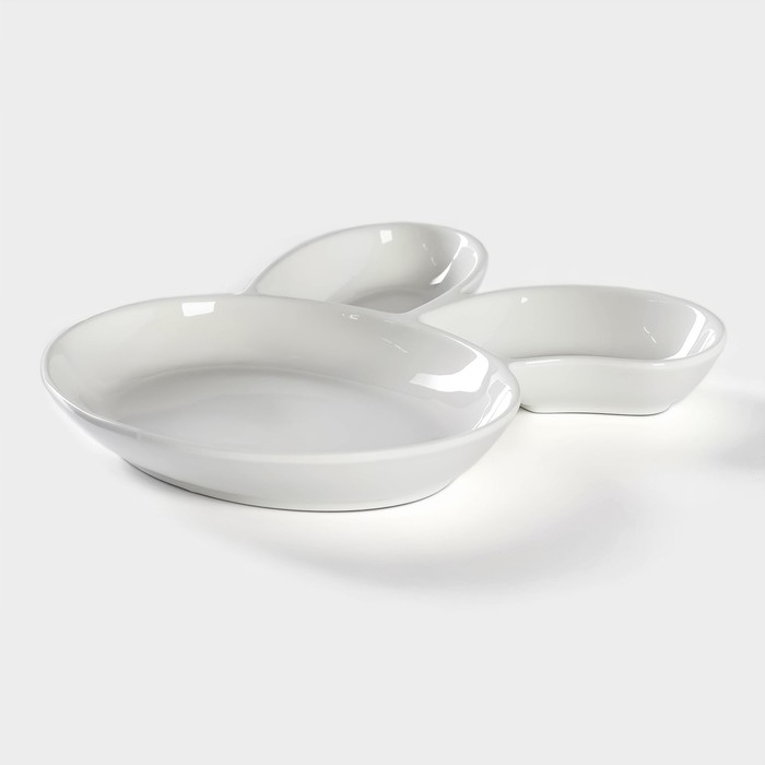 Блюдо фарфоровое для подачи Magistro &laquo;Ушастый зай&raquo; с двумя соусниками, 27&times;22,5 см, цвет белый