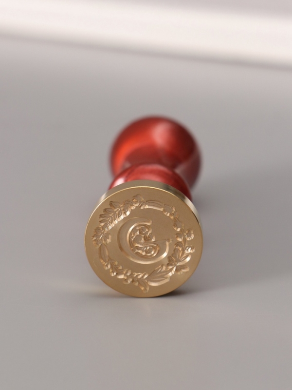 Печать для сургуча с пластиковой ручкой "Венок с буквой C" 2,5х2,5х6,3 см