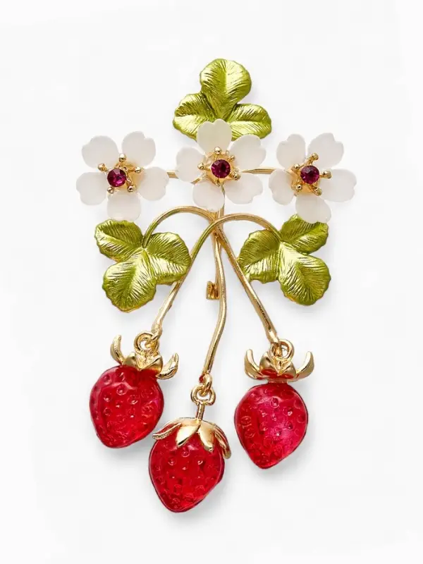Брошь "Земляника" с цветочками, цветная в золоте