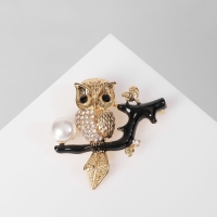 Брошь &laquo;Филин&raquo; на ветке, цвет чёрно-белый в жёлтом золоте