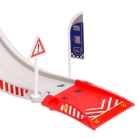 Парковка &laquo;Пожарная станция&raquo;, с металлическими машинкой и вертолётом