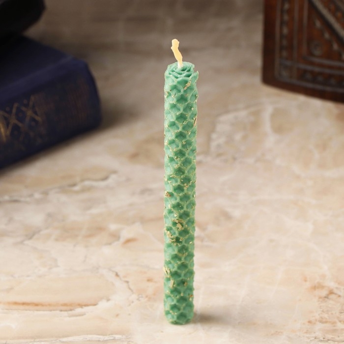 Свеча из вощины с эвкалиптом Свеча из вощины с эвкалиптом "От плохих людей и злых духов" , 13х1,7 см, 1 ч, зеленый