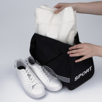 Сумка спортивная на молнии, длинный ремень, средний размер, цвет чёрный