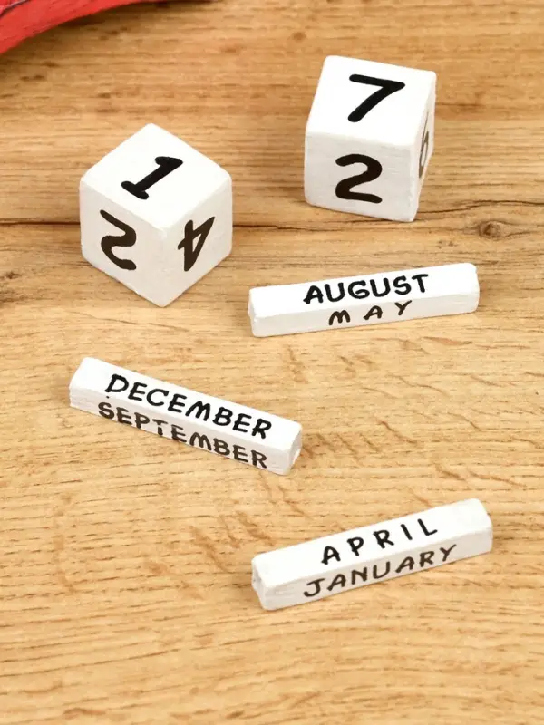 Календарь настольный "Кошка" дерево 13х4х10 см, цв. красный