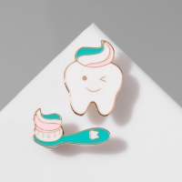 Набор значков (2 шт.) &laquo;Зуб и щётка&raquo;, цветной в золоте