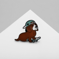 Значок &laquo;Собака&raquo; на скейте, цветной в чёрном металле