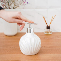 Набор аксессуаров для ванной комнаты &laquo;Ариэль&raquo;, 2 предмета (дозатор 480 мл, мыльница), цвет белый