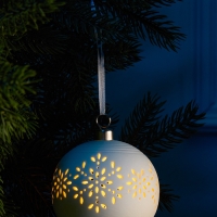 Елочный шар "Снежинки" 9х9х9.8 см, 1 LED, LR44x3(в компл.), свечение тёплое белое