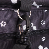 Автокресло для животных 40*30*25 см, чёрное с белыми лапками и косточками