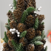 Искусственная ёлка с шишками &laquo;Зимнее волшебство&raquo; настольная, в мешочке, 30х16 см