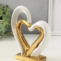 Сувенир керамика "Сплетённые сердца" белый с золотом 5,5х17,5х19,5 см