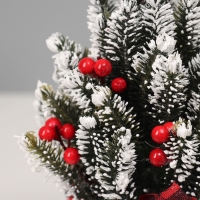Искусственная ёлка заснеженная настольная «Зимнее волшебство. С ягодками» в мешочке, 17 см, ветки литые отгибаются Искусственная ёлка заснеженная настольная «Зимнее волшебство. С ягодками» в мешочке, 17 см, ветки литые отгибаются