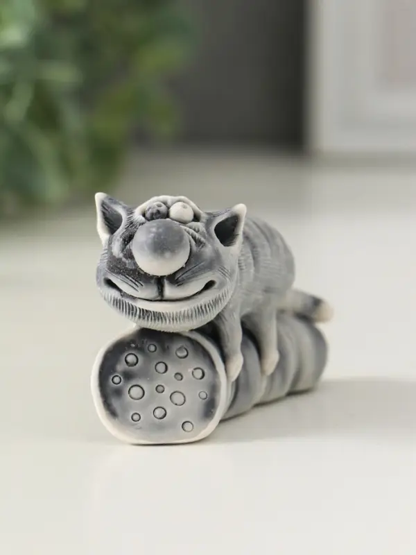 Сувенир "Кот лежит на колбасе" 4,2 см