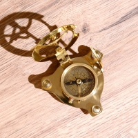 Компас с солнечными часами 8 см, латунь