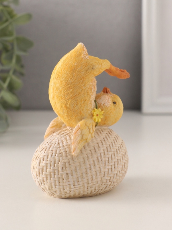 Сувенир полистоун "Цыплёнок на яйце - йога" 7,5х5,5х11 см