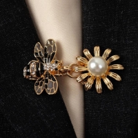 Зажим для кардигана &laquo;Пчела&raquo;, цвет чёрно-белый в золоте