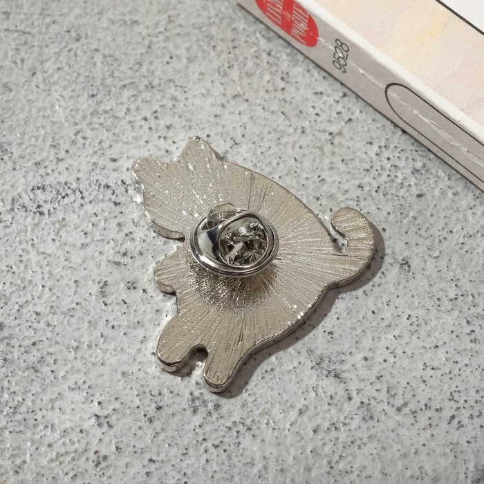 Значок &laquo;Кот&raquo; с пиццей, цветной в серебре