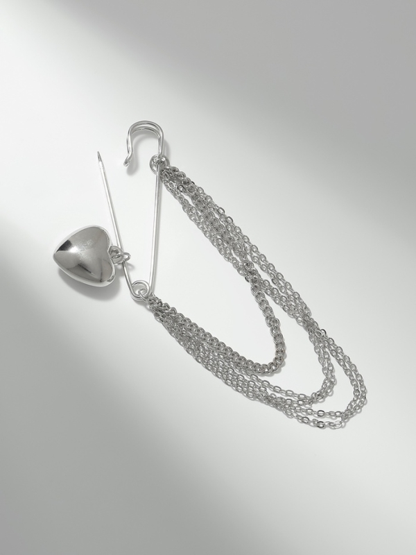 Булавка &laquo;Сердце&raquo; с цепочками, цвет серебро