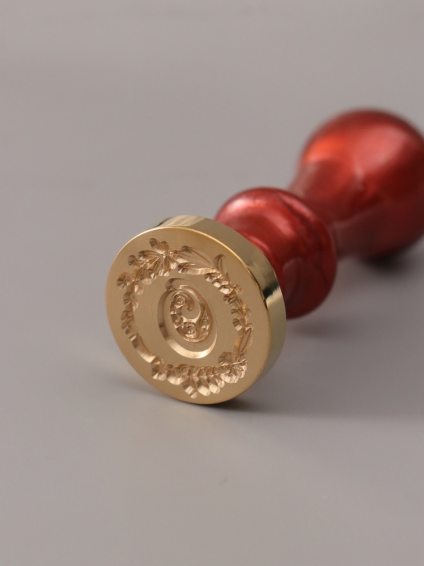 Печать для сургуча с пластиковой ручкой "Венок с буквой O" 2,5х2,5х6,3 см