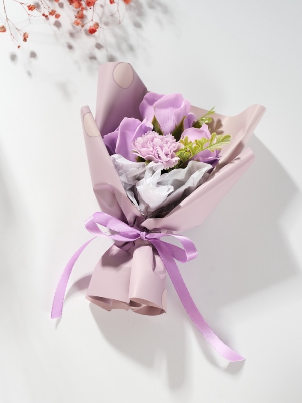 Букет из мыльных лепестков "Три розы и гвоздика" сиреневый 7,5х13,5х20 см
