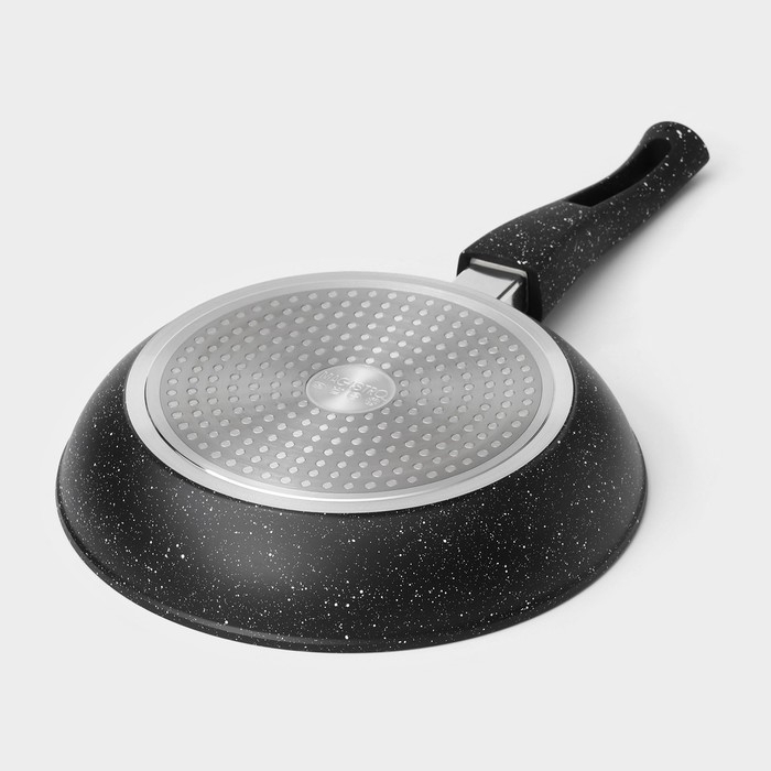 Сковорода кованая Magistro Dark, d=24 см, съёмная ручка soft-touch, антипригарное покрытие, индукция, цвет чёрный