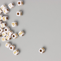 Бусины для творчества пластик "Английский алфавит" белые с золотом набор 20 гр 0,4х0,4 см