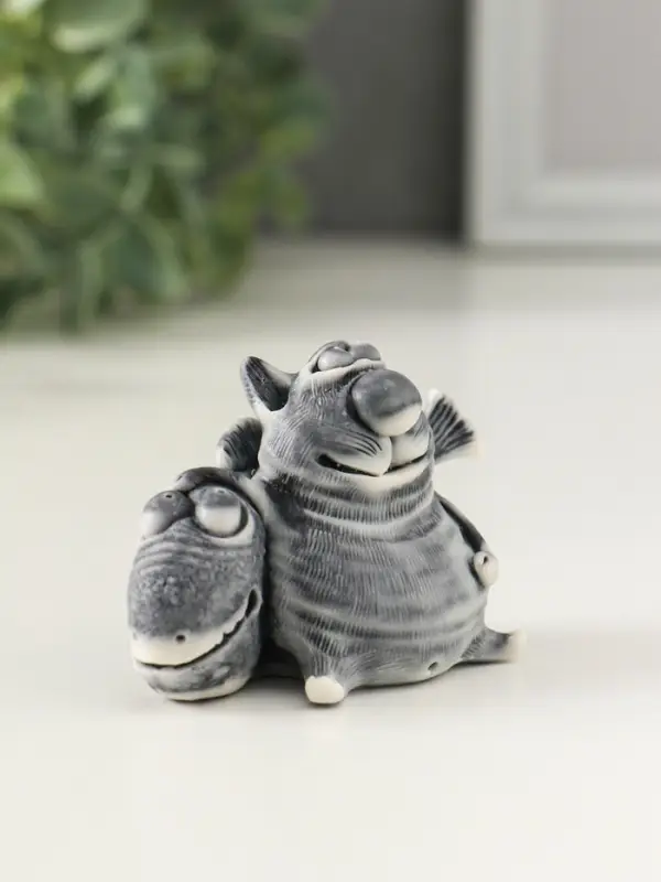 Сувенир "Кот с большой рыбиной" 4,8 см