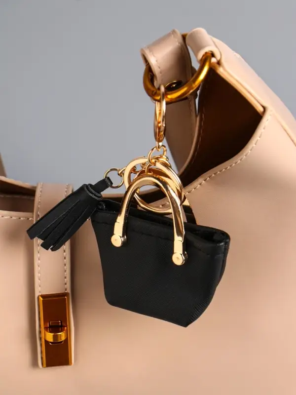 Брелок кожзам с карабином, с кистью "Сумка тоут" чёрная 6,5х3х7 см