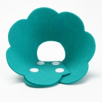 Ветеринарный воротник из фетра "Ромашка", размер M, ярко-бирюзовый Ветеринарный воротник из фетра "Ромашка", размер M, ярко-бирюзовый