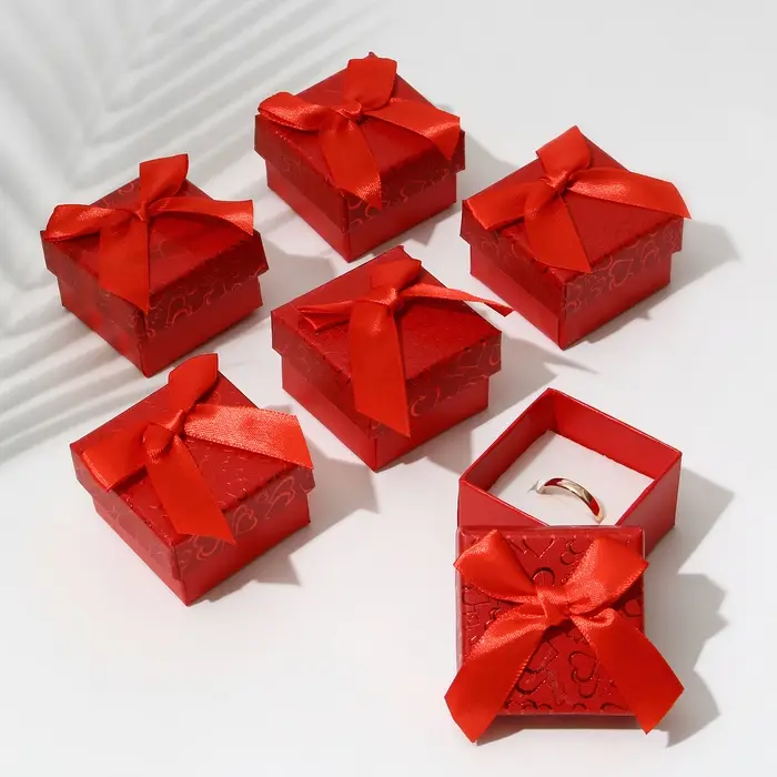 Коробочка подарочная под кольцо/серьги &laquo;Блестящие сердца&raquo;, 5&times;5 (размер полезной части 4.5&times;4.5 см), красная, вставка белая