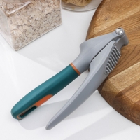 Пресс для чеснока Magistro Coral, 20,2&times;4,2&times;6,5 см, цвет зелёный, серый