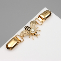 Зажим для кардигана &laquo;Шмель&raquo;, цвет чёрно-белый в золоте