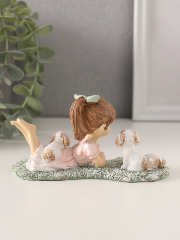 Сувенир полистоун "Малышка в розовом платье на лужайке с щенятами" 13х6х7 см