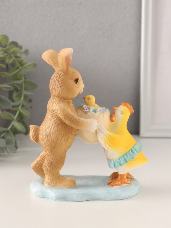 Сувенир полистоун "Зайчик и курочка с цыплёнком в скорлупе" 12х6х14 см