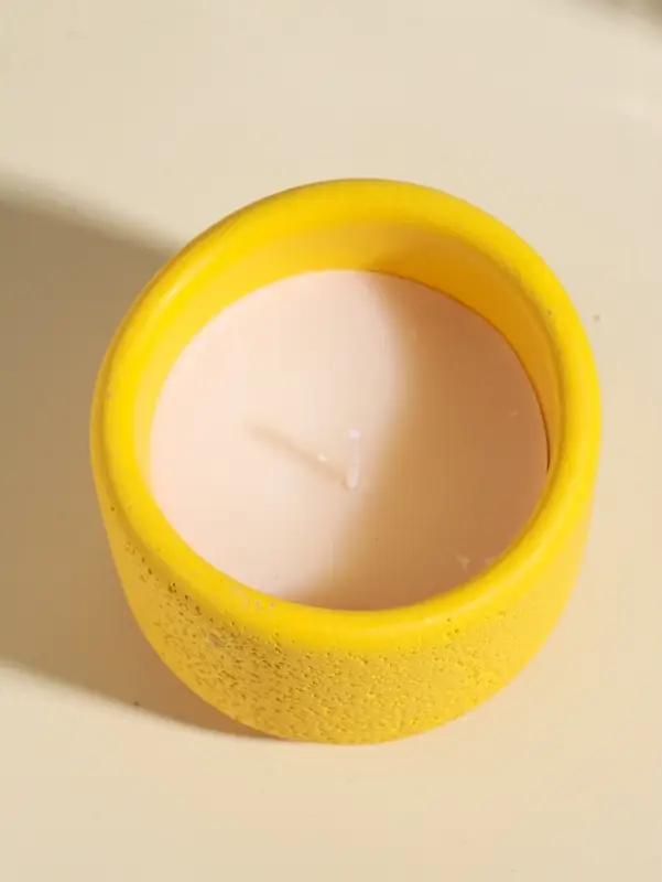 Свеча в вулканическом подсвечнике "Изгиб" жёлтая 8,3х8,5х7 см