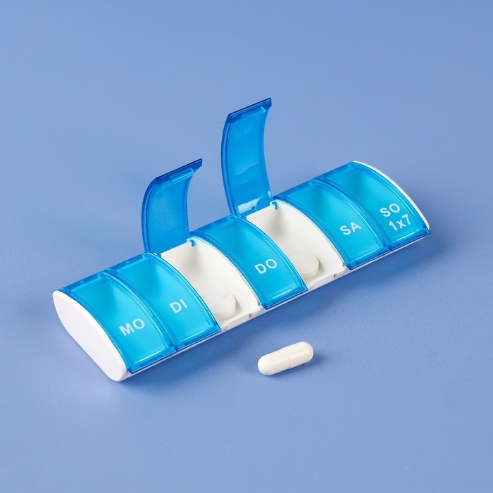 Таблетница &laquo;Неделька&raquo;, немецкие буквы, 7 секций, 13,5 &times; 5 &times; 1,8 см, цвет синий/белый