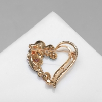 Брошь &laquo;Сердце&raquo; в камнях, цветная в золоте