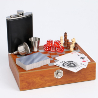 Подарочный набор 6 в 1: фляжка 8 oz, рюмка, воронка, кубики 5 шт, карты, шахматы, 18 х 24 см Подарочный набор 6 в 1: фляжка 8 oz, рюмка, воронка, кубики 5 шт, карты, шахматы, 18 х 24 см
