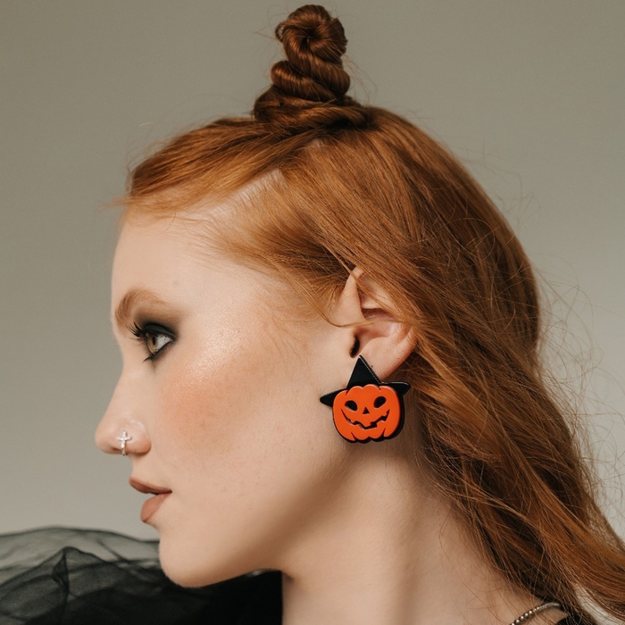 Серьги акрил &laquo;Тыковки&raquo; в шляпах ведьм, цвет оранжевый в чёрном металле