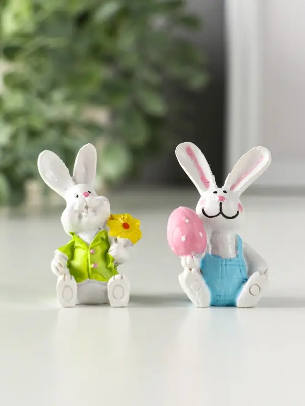 Сувенир полистоун "Белый зайка с яйцом/букетом" МИКС 2,2х3х4,2 см
