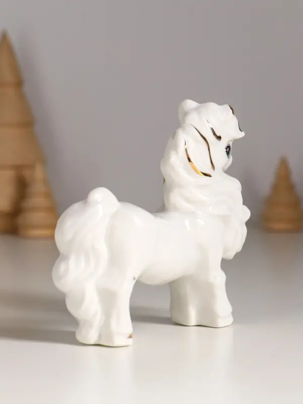 Сувенир керамика "Лошадка с бантом" белый с золотом 9,5х3х9,5 см