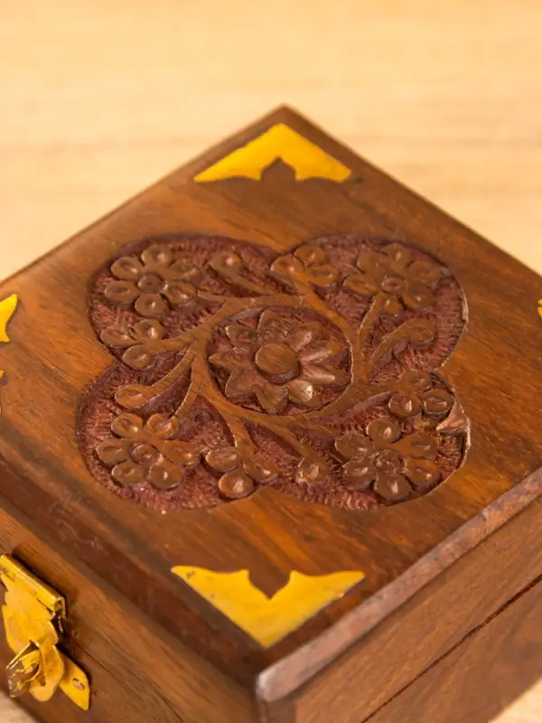 Шкатулка квадратная  с замочком латунь 10х10х6 см, дерево шишам