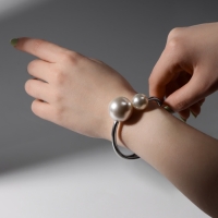 Браслет металл &laquo;Жемчужный&raquo; две бусины, цвет серебро