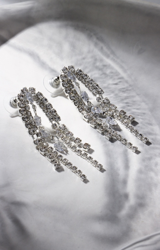 Серьги висячие со стразами &laquo;Водопад&raquo; гроздь, цвет белый в серебре